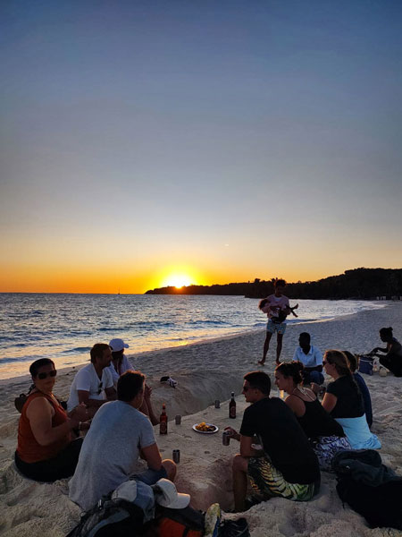 coucher de soleil, bivouac la plage à nosy iranja